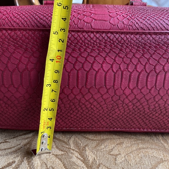 Axel elegant 4 compartments, 3 zipper structured crocodile burgundy  hand bag - Picture 17 of 17